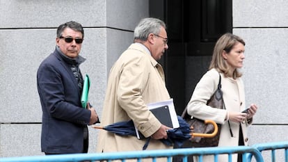 Ignacio González, a la izquierda, llega a la Audiencia Nacional el pasado 17 de octubre para declarar en el 'caso Púnica'.