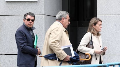 Ignacio González, a la izquierda, llega a la Audiencia Nacional el pasado 17 de octubre para declarar en el 'caso Púnica'.