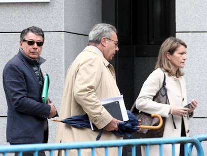 Ignacio González, a la izquierda, llega a la Audiencia Nacional el pasado 17 de octubre para declarar en el 'caso Púnica'.