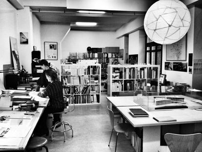 Interior del estudio de Sáenz de Oiza en Madrid.