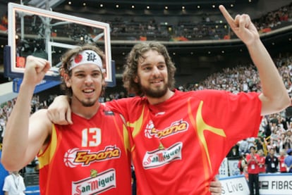 Pau y Marc Gasol celebran el oro en el Mundial de Japón 2006.