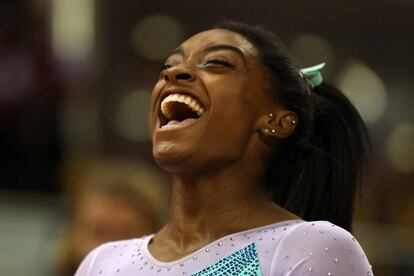 Simone Biles celebra su cuarto título mundial de gimnasia, en Doha (Qatar).