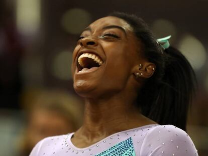 Simone Biles celebra su cuarto título mundial de gimnasia, en Doha (Qatar).