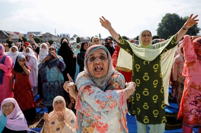 Mujeres de Cachemira gritan consignas a favor de la libertad antes de ofrecer las oraciones de Eid-al-Adha, en una mezquita en Srinagar (India). Por medio de un decreto presidencial sin precedentes las autoridades indias suprimieron el pasado 5 de agosto el estatuto especial que la constitución otorgaba a la región de Jammu y Cachemira.