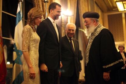 El princípe Felipe y la pricesa Letizia con el presidente israelí, Simon Peres, en una recepción antes de la cena oficial ofrecida en su honor en Jerusalén.