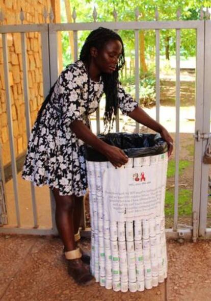 Una de las creaciones de Barbara Kemigisa es este cubo de basura que se utiliza en la Escuela de Ciencias Empresariales de la Universidad de Makerere.