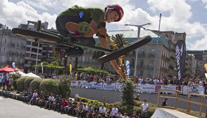 Un participante de BMX durante la celebraci&oacute;n del XII Marisqui&ntilde;o en 2012.