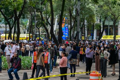 Ciudadanos congregados en uno de los camellones de Paseo de la Reforma, después del sismo de este lunes.