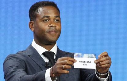 El exfutbolista Patrik Kluivert muestra el papel del Athletic tras extraerlo de la bola en el sorteo de ayer en Mónaco.