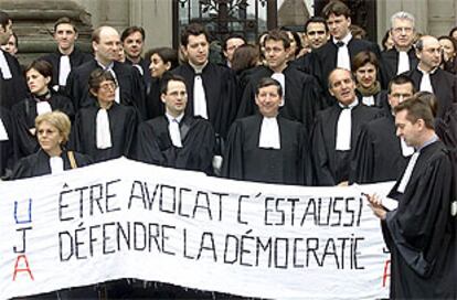 Abogados de Estrasburgo protestan contra el ascenso de Le Pen junto a la pancarta <i>Ser abogado es también defender la democracia</i>.