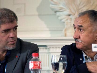  El secretario general de CCOO, Unai Sordo (i), junto al secretario general de UGT, Pepe &Aacute;lvarez (d), durante su participaci&oacute;n en el curso &quot;La econom&iacute;a ante el blockchain. Lo que est&aacute; por venir&quot;, que ha comenzado hoy dentro de la programaci&oacute;n de la Universidad Internacional Men&eacute;ndez Pelayo (UIMP), en Santander.