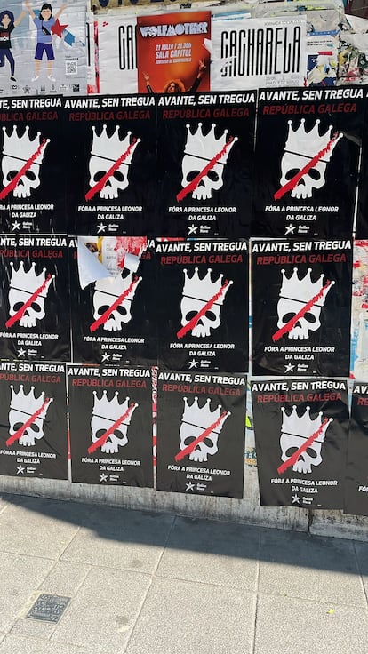 Carteles contra la monarquía en Santiago de Compostela.