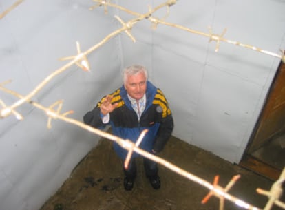 El exprisionero político Vasil Ovsienko recorriendo de nuevo una celda de paseo de 'Perm-36'.