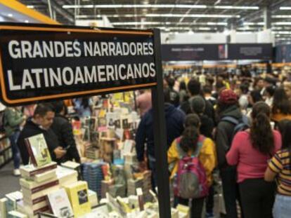 La FIL empieza en un aeropuerto y los escritores que viajan desde Europa eligen bien sus lecturas para 11 horas de vuelo