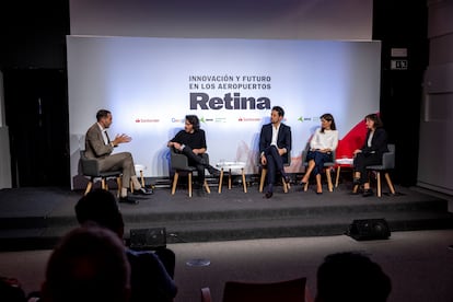 Desde la izquierda: Pablo López, responsable de Ideación y Emprendimiento de Aena; Jaime García Cantero, director de 'Retina' y moderador del encuentro; Luis José Cañón Ordóñez, director de Innovación y Experiencia de cliente de Aena; Ana Paniagua, directora de Experiencia de cliente del aeropuerto Adolfo Suárez Madrid-Barajas, y Carolina Igal, directora de Operaciones del aeródromo madrileño.