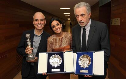 Pablo Berger junto a Fernando Trueba y la actriz Macarena Garc&iacute;a, premiados en el Festival de cine de San Sebasti&aacute;n 2012.