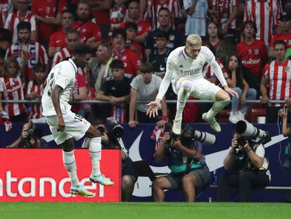 Tchouameni y Valverde celebran el gol del uruguayo al Atlético en el Metropolitano.