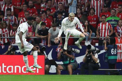 Tchouameni y Valverde celebran el gol del uruguayo al Atlético en el Metropolitano.