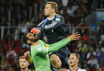 O goleiro Neuer e o Haliche durante a vitória alemã sobre a Argélia, em Porto Alegre.