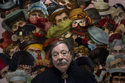 Alberto Corazón, diseñador del cartel de la fiesta de carnaval del Círculo de Bellas Artes de Madrid, en 2012. 