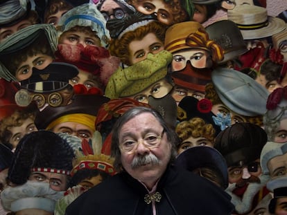 Alberto Corazón, diseñador del cartel de la fiesta de carnaval del Círculo de Bellas Artes de Madrid, en 2012. 