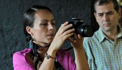 La integrante del equipo negociador de las FARC, la holandesa Tanja Nijmeijer, alias "Eillen" o "Alexandra", graba imágenes de vídeo.