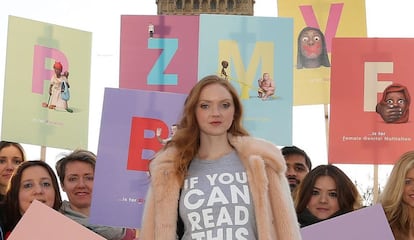 Lily Cole, en una de sus iniciativas para acercar la educación a los niños.