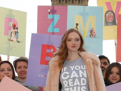 Lily Cole, en una de sus iniciativas para acercar la educación a los niños.