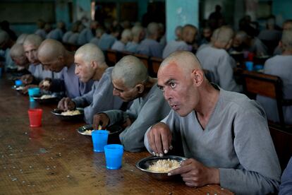 Los drogadictos recluidos en un centro de desintoxicación en Kabul, durante una comida, el 30 de mayo.