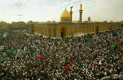 Miles de fieles chiíes marchan por primera vez desde la caída del régimen alrededor de la mezquita de Kerbala, una de sus ciudades santas en Irak.