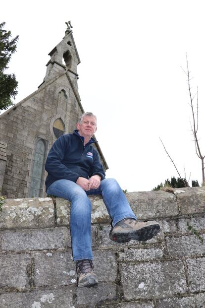 Hugh McEvoy, 56 años, noirlandés. Compró hace 20 años la iglesia protestante de Jonesborough (Irlanda del Norte), hoy abandonada separada por  un muro de la frontera del cementerio católico. Quiere convertirlo en un Centro para la Memoria. 