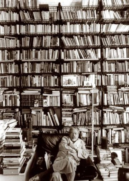 El escritor Guillermo Cabrera Infante, rodeado de libros en su casa de Londres, en 1998.