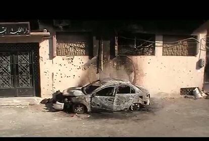 Un coche destruido por los bombardeos en un barrio de Homs.
