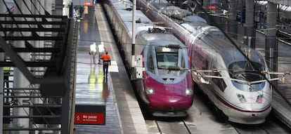 Dos trenes de alta velocidad en la estación de Atocha de Madrid.