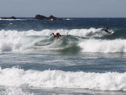 El veterano surfista Fernando Adarraga, ayer sobre las olas de la playa de Pant&iacute;n, en el ayuntamiento coru&ntilde;&eacute;s de Valdovi&ntilde;o.