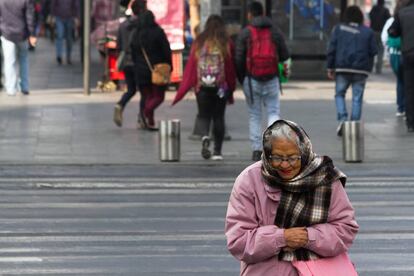 Una mujer se abriga ante las bajas temperaturas en la Ciudad de M&eacute;xico. 