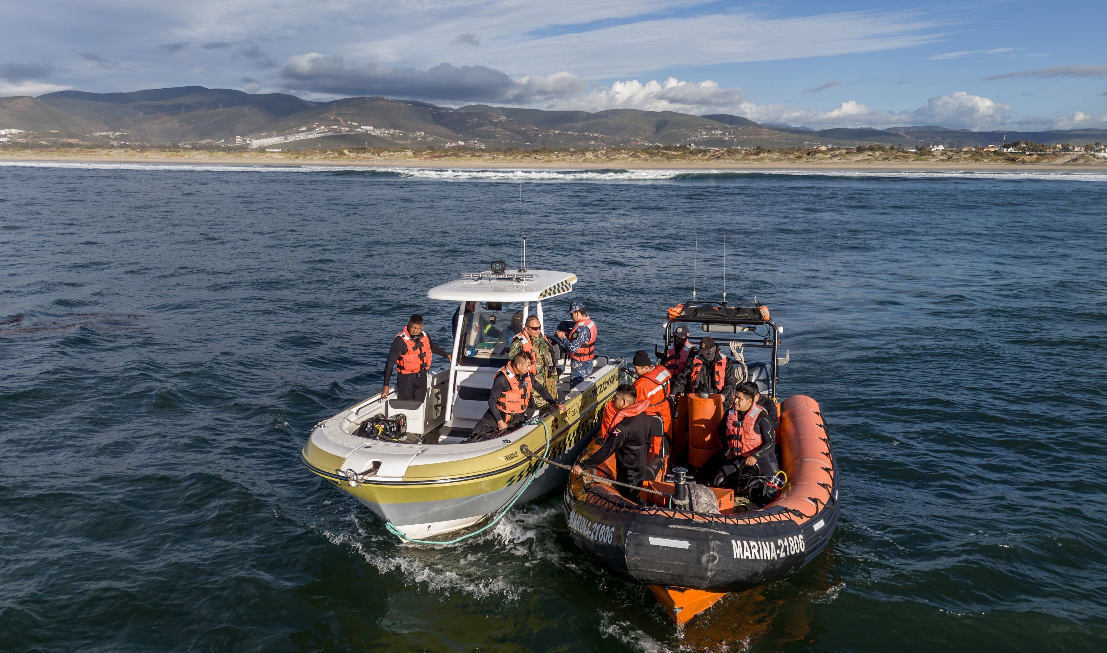 ENSENADA, BAJA CALIFORNIA, 21FEBRERO2024.- El martes 20 de febrero, se registró un accidente acuático en la Playa Coronita, cerca de la guarnición militar El Ciprés del municipio de Ensenada, donde 11 elementos de la SEDENA fueron arrastrados por la corriente del mar mientras realizaban una práctica. 4 de ellos lograron ser rescatados por elementos salvavidas de la dirección de bomberos de Ensenada, sin embargó, después de 24 horas del trágico accidente, aún no se ha logrado localizar a los 7 militares restantes. En la mañanera, la gobernadora, Marina del Pilar, lamento dicho accidente, mencionó que hay un equipo desplegado en la zona realizando la búsqueda de los compañeros militares y mantienen una comunicación permanente con la Marina, Guardia Nacional y SEDENA. En la zona se pueden observar que se mantiene el operativo por tierra, aire y mar, hay embarcaciones  y helicópteros realizando rondines continuamente. Incluso los civiles que habitan en los fraccionamientos aledaños a la zona, salen  de sus casas con sus binoculares para intentar colaborar en esta ardua búsqueda. Durante la tarde se puedo observar que en las instalaciones de la Guarnición Militar El Cipres, los militares continúan sus actividades y entrenamientos con normalidad pero solo sobre tierra. La imagen muestra a rescatistas planeando la operación de rescate en el mar. FOTO: OMAR MARTÍNEZ /CUARTOSCURO.COM