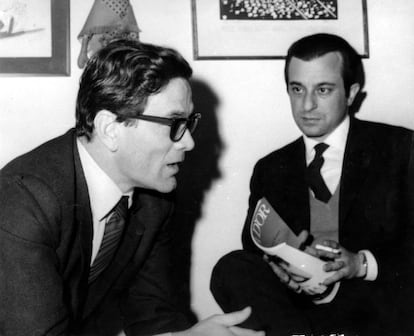 El poeta español José Agustín Goytisolo con Pasolini (izqda.), en 1966. El autor italiano comenzó a escribir versos con 7 años y publicó su primer libro a los 19, mientras estudiaba en la Universidad de Bolonia. Su obra polemiza con el marxismo oficial y el catolicismo, a los que llamaba 'las dos iglesias' y reprochaba no entender la cultura de las bases proletarias y campesinas.