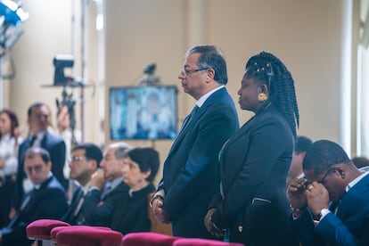 Gustavo Petro y Francia Marquez durante el evento de conmemoración a las víctimas de la toma del Palacio de Justicia, en la catedral Primada en Bogotá, este viernes.