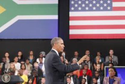 El presidente de EE.UU., Barack Obama, responde a preguntas durante unos jóvenes líderes africanos reunidos en la Universidad de Soweto de Johannesburgo, Sudáfrica.