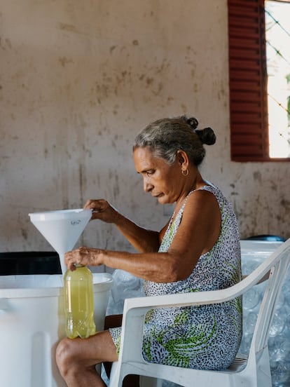 La quebradeira Doña Ivonete embotella aceite de coco babasú recién prensado. El aceite que extrae es una materia prima muy apreciada por la industria cosmética.