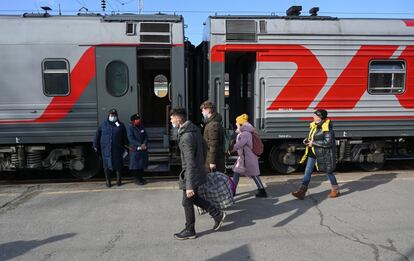 Un grupo de personas evacuadas de la autoproclamada República Popular de Donetsk se sientan en un autobús esperando que su tren sea evacuado hacia Rusia, en la ciudad de Taganrog. Más de 60.000 personas procedentes de las autoproclamadas repúblicas populares de Donetsk y Lugansk, en el este de Ucrania, cruzaron la frontera con Rusia huyendo de la escalada del conflicto en la zona.