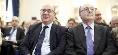 Luis Maria Linde, gobernador del Banco de Espana, y Jose Maria Roldan, presidente de la Asociacion Espanola de Banca, durante el encuentro.