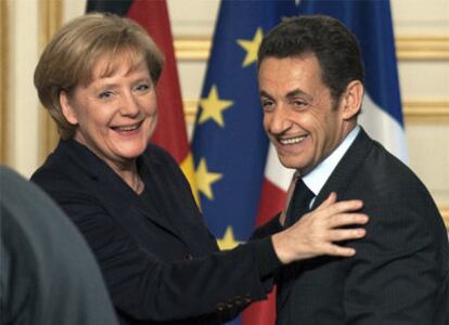 La canciller alemana, Angela Merkel, junto al presidente francés, Nicolas Sarkozy, tras la cumbre bilateral en El Elíseo en la que han abordado el plan de estímulo a la economía europea.