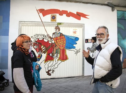 “¡No es El Cid!”, recuerda a cada instante José Vicente Ledesma, artista y vecino. Él mismo ha pintado la puerta de su garaje. "Se trata de Bernardo del Carpio. Mataron a este hombre y yo quiero resucitarlo”, les explica a otros concursantes que se acercan a ver su creación. El ilustre personaje es un caballero medieval que se mueve entre la leyenda y la realidad. Con la misma solemnidad, Ledesma explica el origen del hornazo, una empanada de carne de cerdo típica de la región, en la comida de confraternación que ZOES organiza en su sede.