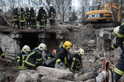 Los equipos de emergencias trasladan el cuerpo de un hombre que fue rescatado de entre los escombros de un edificio de apartamentos destruido en Borodianka, en la región de Kiev. Rusia ha lanzado una ofensiva con bombardeos contra el este de Ucrania, Járkov (noreste) y Dnipró (centro). Dos personas han muerto y varias más han resultado heridas en la ciudad de Derhachi (Járkov) según el gobernador de la región, Oleh Siniehubov.