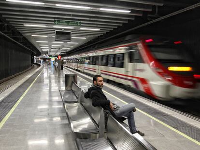 Un tren de cercanías entra en la estación de La Sagrera-Meridiana, en Barcelona.