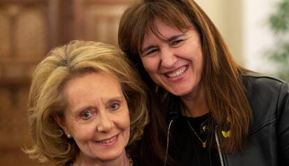 Mariàngela Vilallonga (izquierda), nueva consejera de Cultura de la Generalitat, junto con Laura Borràs, exconsejera.