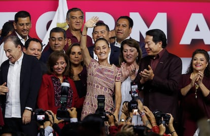 Claudia Sheinbaum saluda durante el VII Congreso Nacional Extraordinario de Morena, en Ciudad de México.