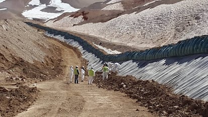 Empleados de Barrick reparan una ca&ntilde;er&iacute;a en Veladero.